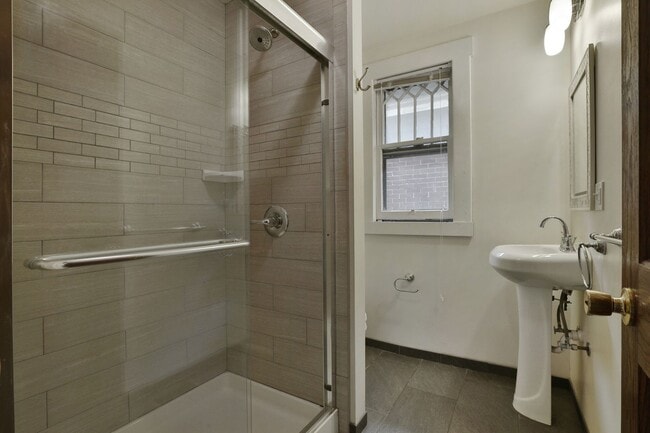 Building Photo - Great CENTRAL Location 5 Bedroom House - Virtual Showings Available