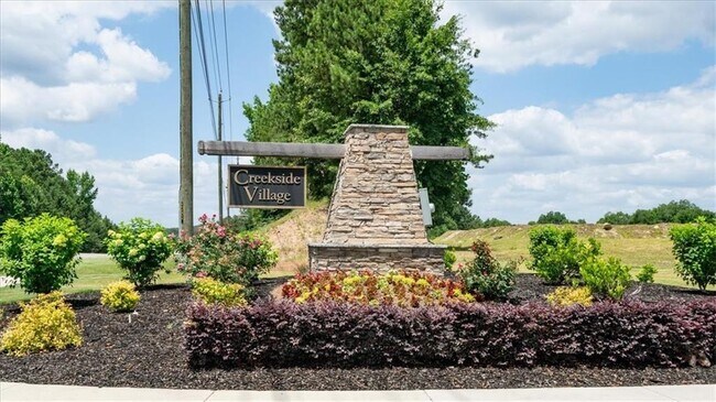 Foto del edificio - 7573 Knoll Hollow Rd