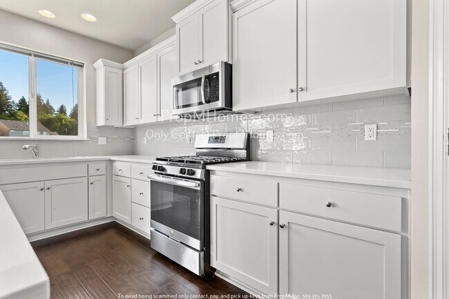 Foto del edificio - Brand New Beautiful Pristine Five Bedroom ...