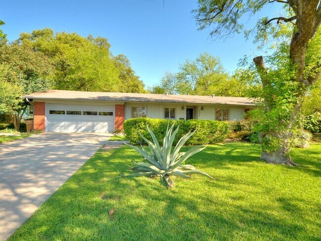 Building Photo - 2600 Twin Oaks Dr