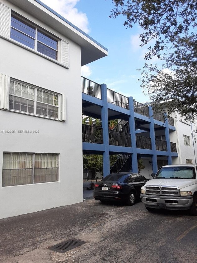 Building Photo - 1943 Monroe St