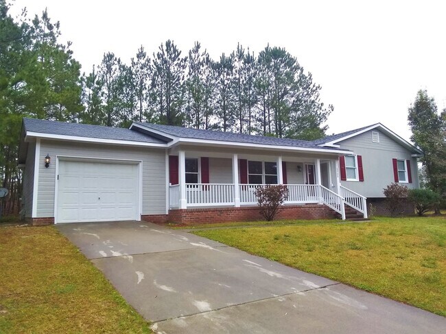 Foto del edificio - UPDATED & SPACIOUS 3 Bedroom 2 Bathroom home close to SHOPPING & FT BRAGG!!