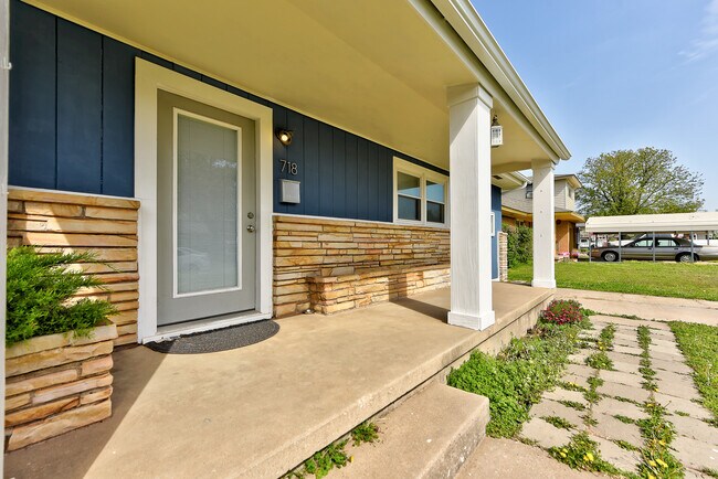 Building Photo - 718 Highland Pkwy