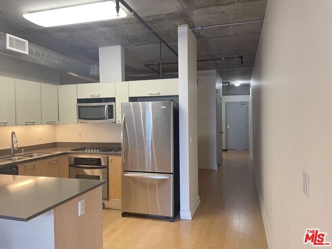 Foto del edificio - 645 W 9th St