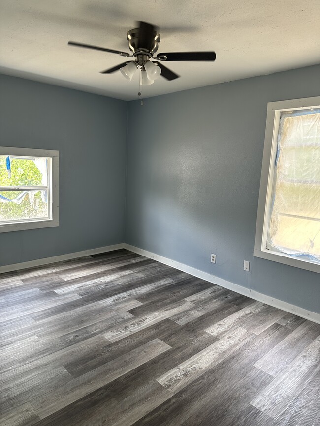 Building Photo - 2 Bed 1 Bath - House