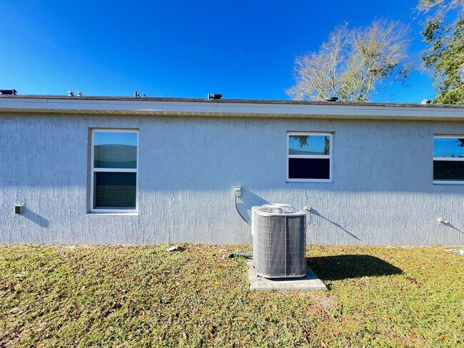 Foto del edificio - Modern 2 Bedroom, 2 Bath Duplex in Ocala – Lawn Care Included!