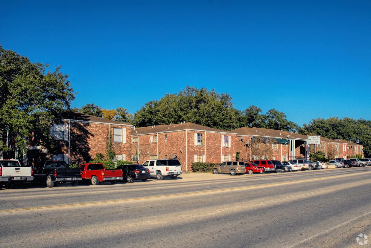 Primary Photo - Las Plazas Apartments