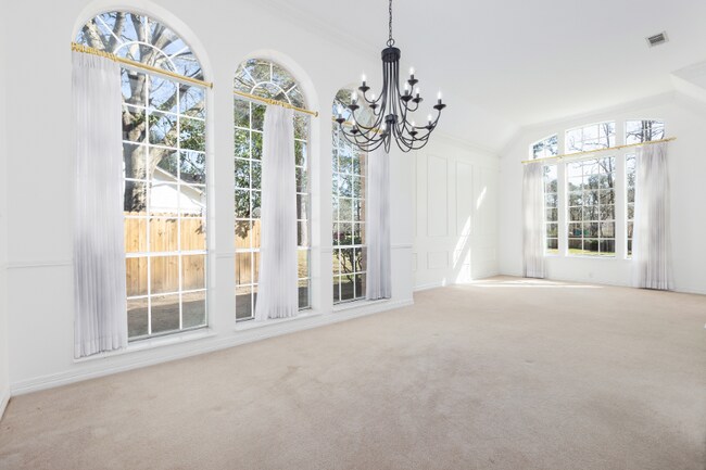 Foto del edificio - 501 Crown Colony Dr