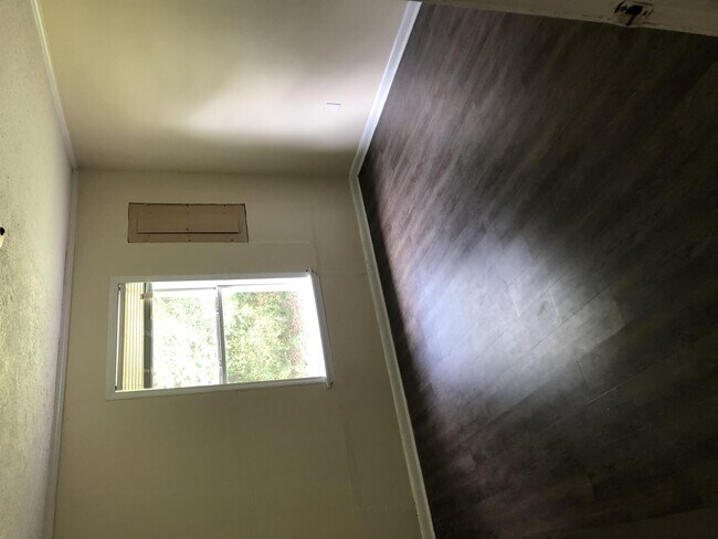 Building Photo - 1200 Louisville St