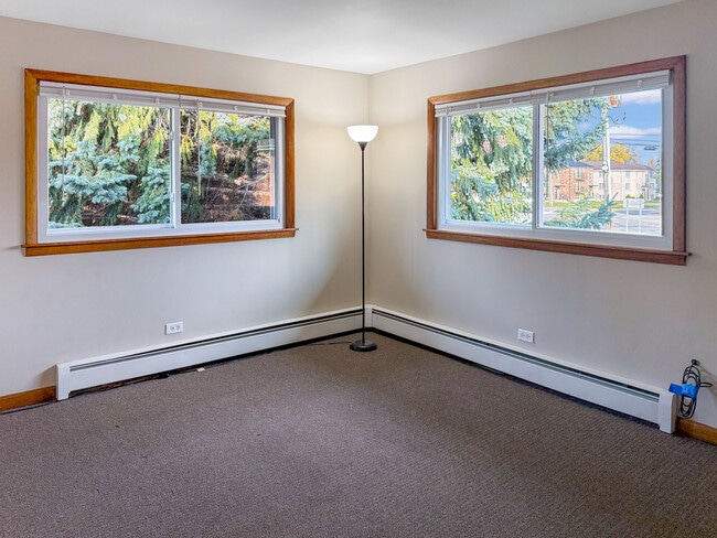 Building Photo - 4614 Vernon Ave