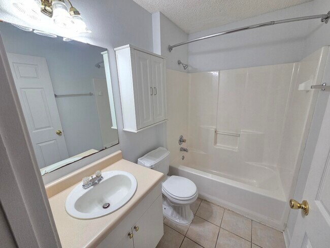 Foto del edificio - 7436 Woodmont Rd