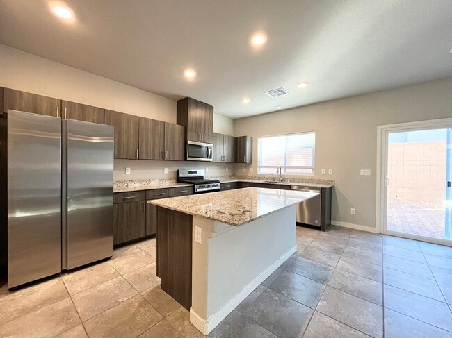 Building Photo - Spacious Family Home with Modern Amenities in Prime Location