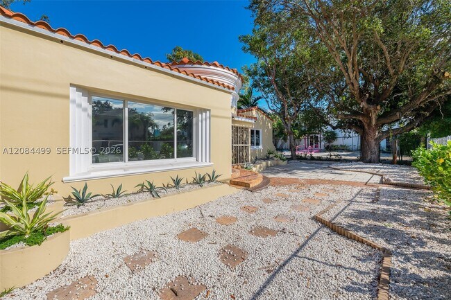 Foto del edificio - 571 NE 64th St