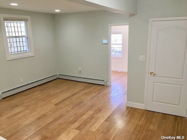 Foto del edificio - 852 E 223rd St