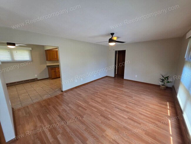 Foto del edificio - Spacious and updated 2 bedroom 1 bathroom Duplex