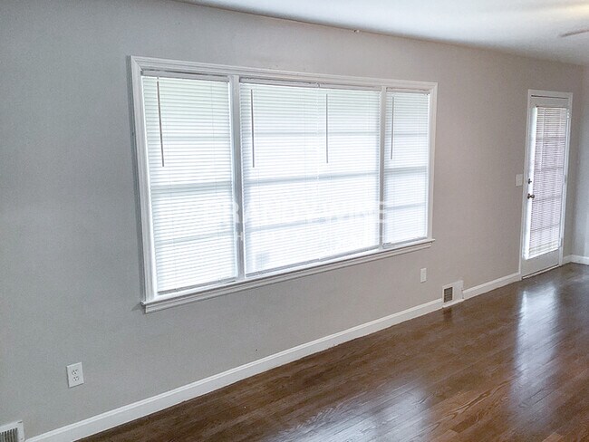Foto del edificio - 1.5 Months FREE RENT - Rently Hub ID #1206...