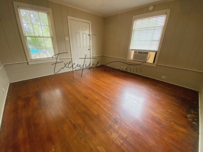 Foto del edificio - Downtown Living: 1 Bedroom Apartment with All Bills Paid
