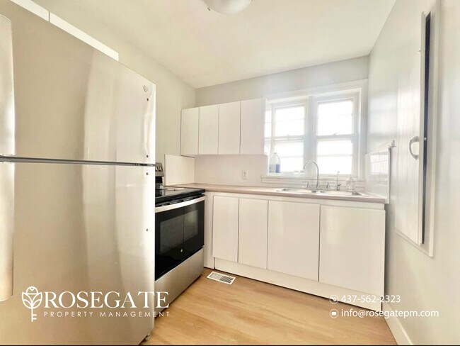 Photo du bâtiment - Modern 2-Bedroom Apartment with In-Unit Laundry & Parking – Cambridge