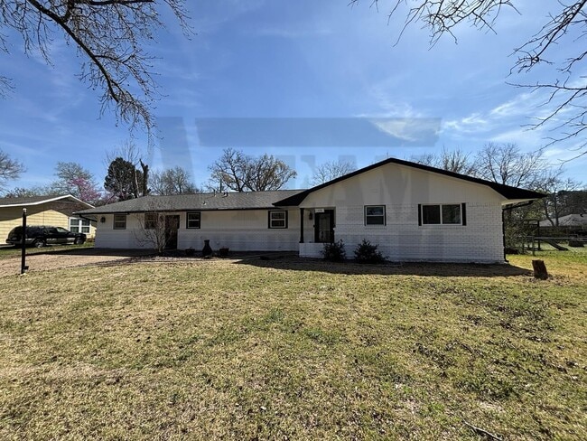 Building Photo - Beautifully updated 4-bedroom, 2-bathroom home!