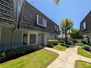 Building Photo - 2620 Huntington Dr