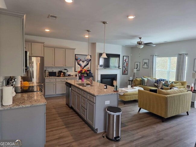 Foto del edificio - 7539 Knoll Hollow Rd