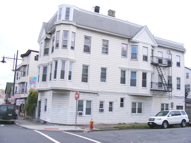 Foto principal - 851 Main St