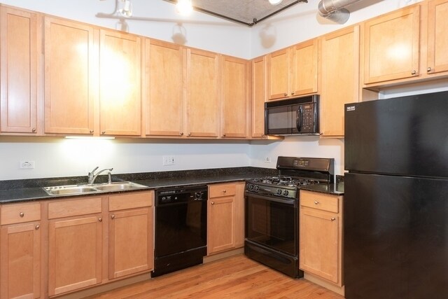 Building Photo - 933 W Van Buren St