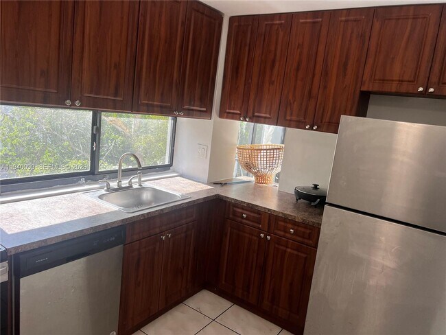 Foto del edificio - 16909 N Bay Rd