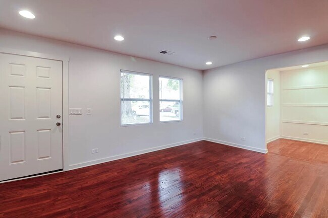 Building Photo - 2645 Roslyn Ave