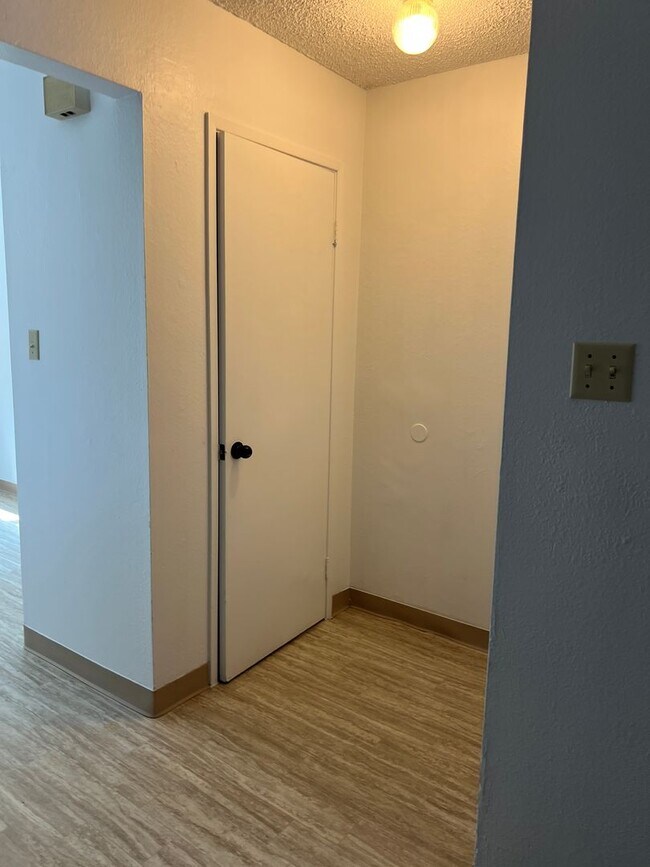 Building Photo - Available NOW! Cute Duplex in North Highla...