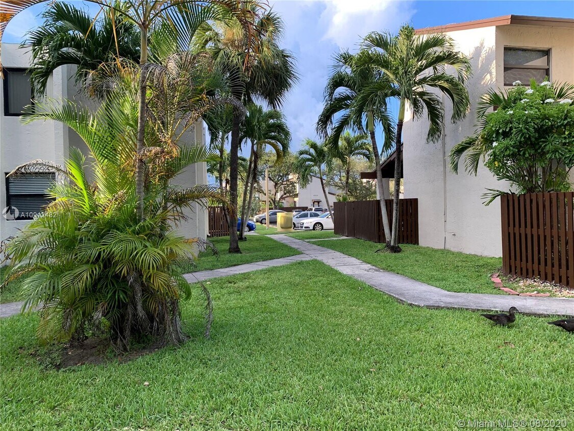 Building Photo - 10231 Fontainebleau Blvd