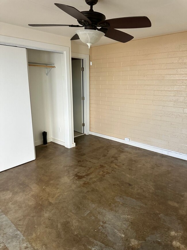 Building Photo - Kaimuki Studio, utilities included, street...