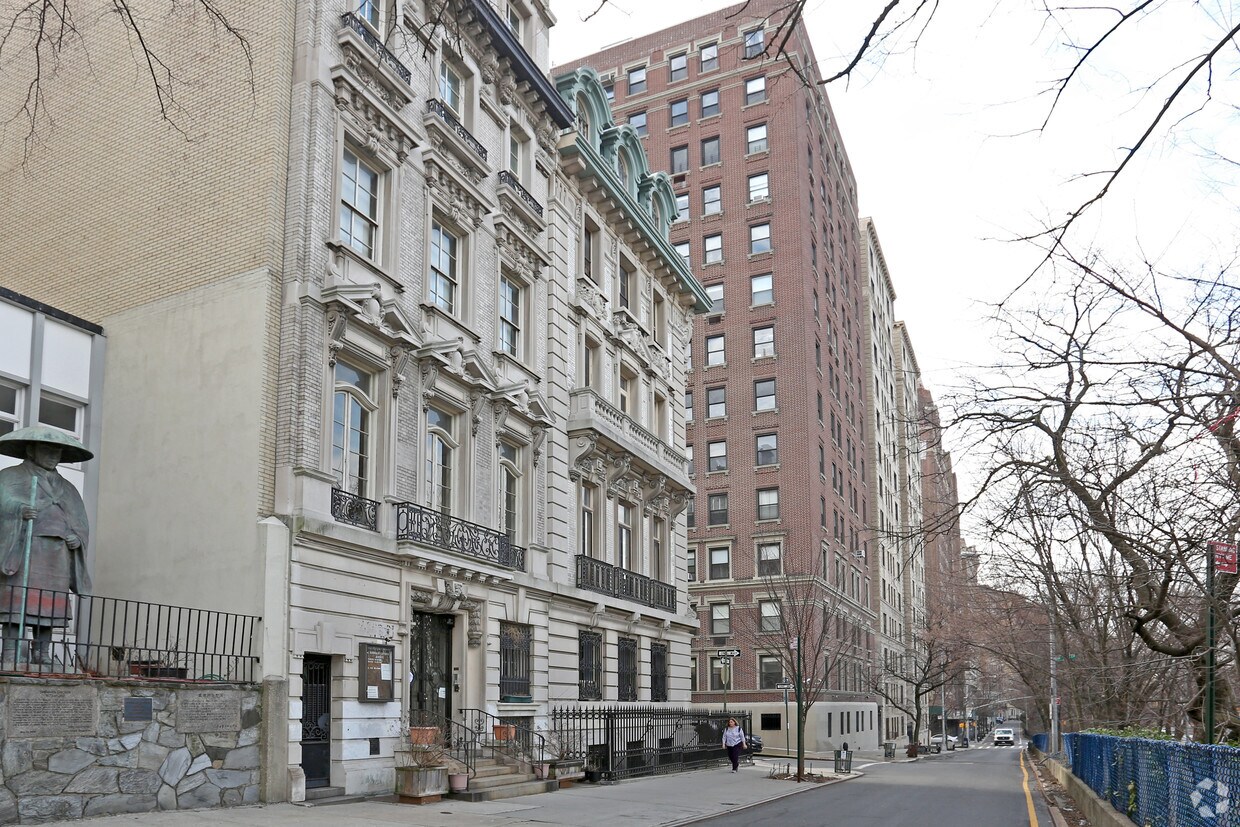 Building Photo - 330 Riverside Dr