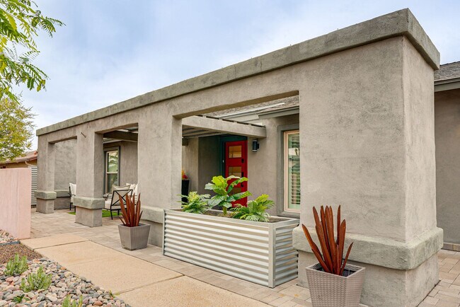 Foto del edificio - 2331 E Lupine Ave