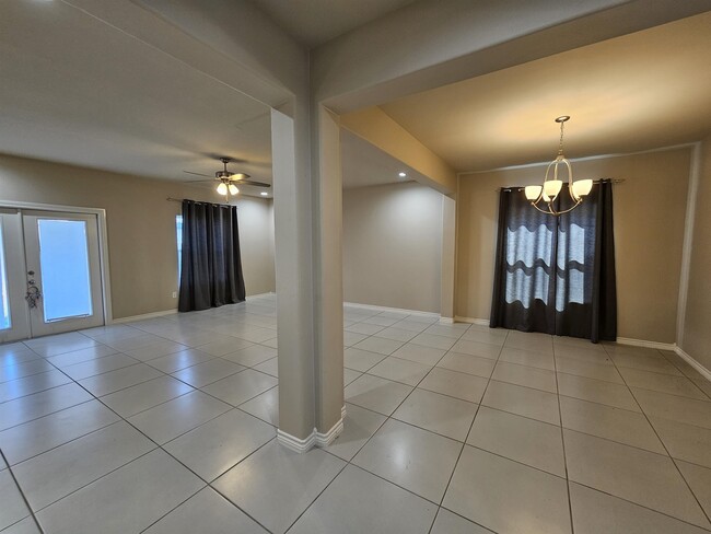 Building Photo - 218 John Irving Dr
