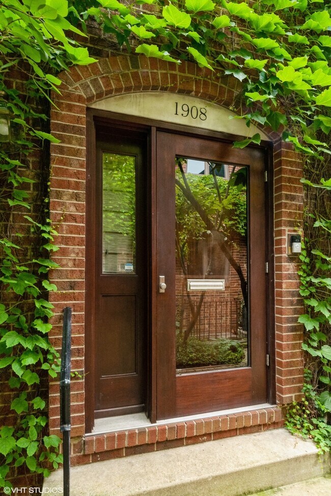 Building Photo - 1908 N Larrabee St