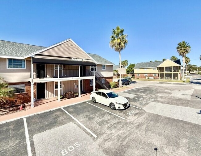 Building Photo - 200 Country Club Dr