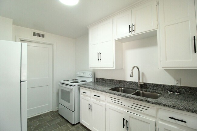 Building Photo - February FREE On This 1 Bedroom 1 Bath Duplex in Navy Hill Area in Olathe