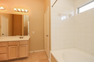 Building Photo - 2610 Heather Knoll Dr