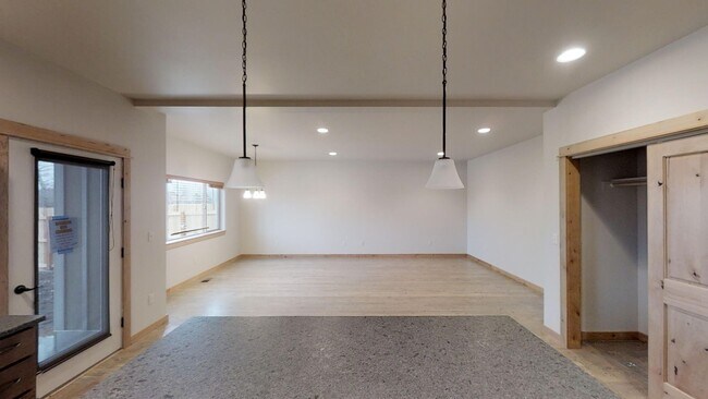 Foto del edificio - Spacious Townhome - Two Car Garage, Fenced...