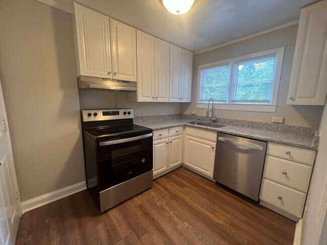 Building Photo - 629 Simmons St