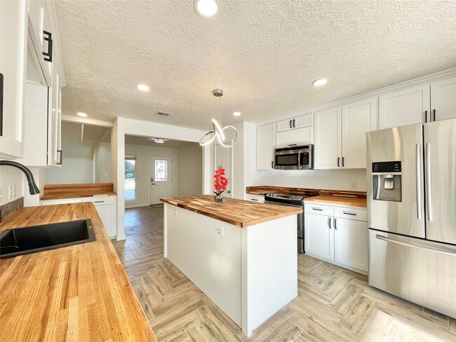 Building Photo - 707 Center Hill Dr