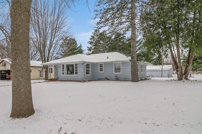 Building Photo - 3bd home with large garage and storage in ...