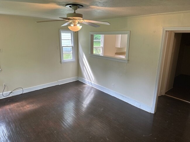 Building Photo - Charming 3 bedroom, 1 bathroom home availa...