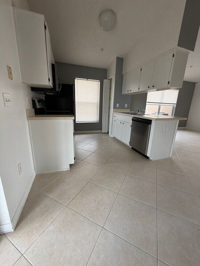 Foto del edificio - 13855 Glasser Ave