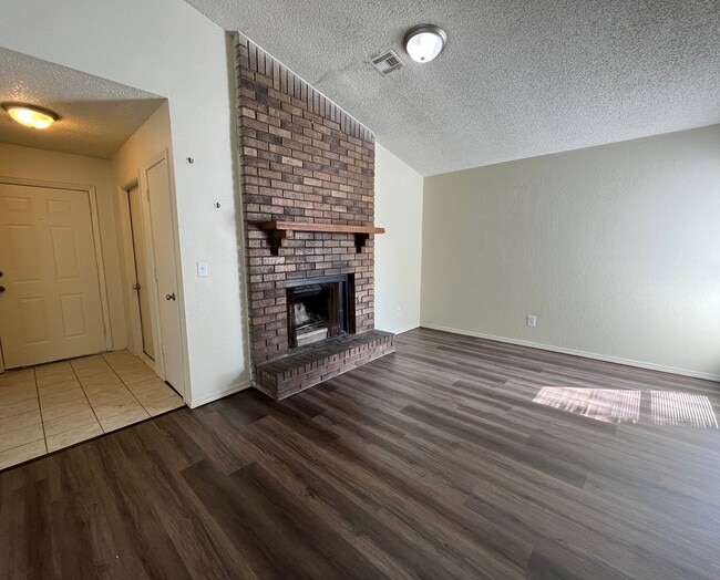 Building Photo - 3 Bedroom duplex!!