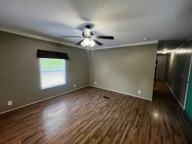 Building Photo - 3 Bedrooms, 2 Bathrooms - Home in Silver C...