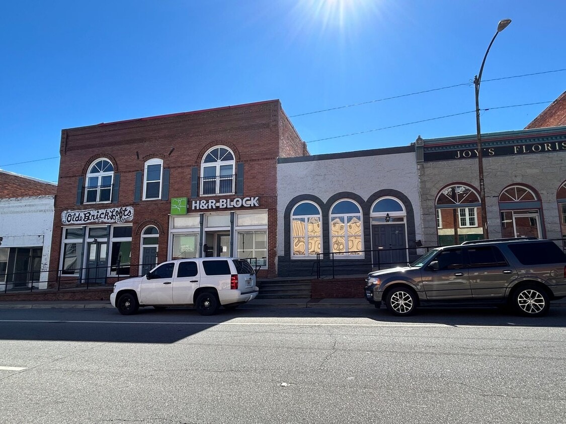 Primary Photo - 27 W Oak St
