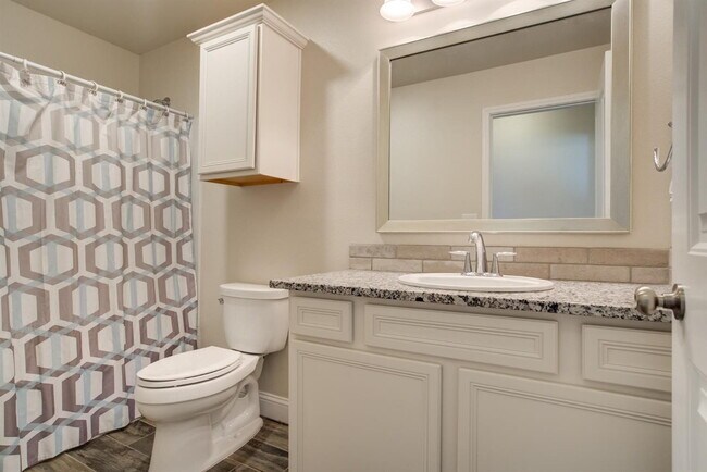 Foto del edificio - Immaculate newer 4/3/2 1/2 block from Quin...