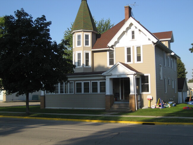 Building Photo - 801 Madison St